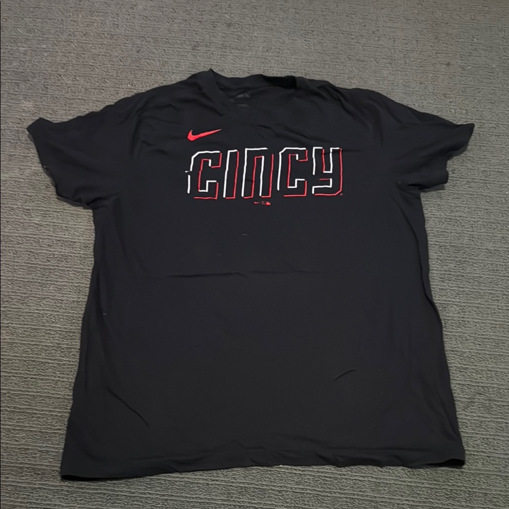 Nike Black Short Sleeve Tee with Modern Athletic Design